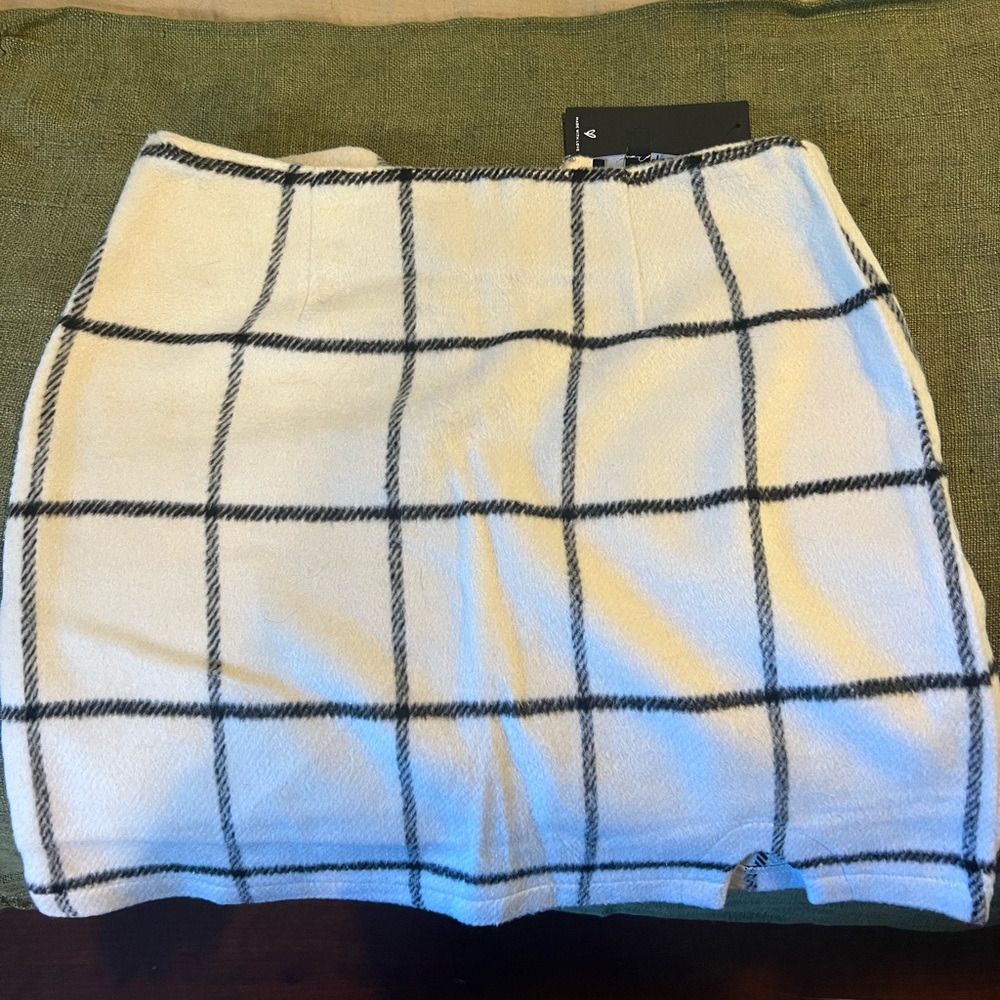 Lulus white and black winter skirt